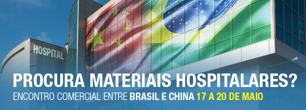 Hospital com bandeira da China e do Brasil refletidas na Janela